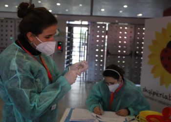 Dita e 6 e vaksinimit, ministrja Manastirliu publikon shifrat: Ja sa mjekë dhe infermierë kanë marrë vaksinën e Pfizer