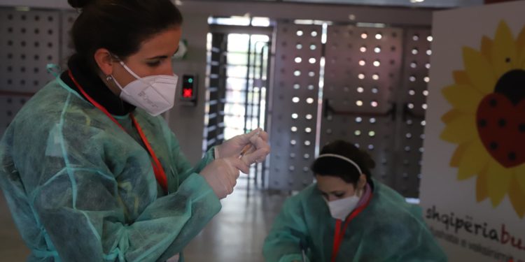 Dita e 6 e vaksinimit, ministrja Manastirliu publikon shifrat: Ja sa mjekë dhe infermierë kanë marrë vaksinën e Pfizer