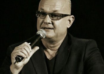 Covid i merr jetën kantautorit të njohur