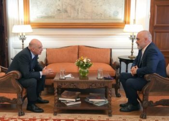 Rama në Athinë, takim ‘kokë më kokë’ me Ministrin e Jashtëm, më vonë e pret Mitsotakis (FOTO)