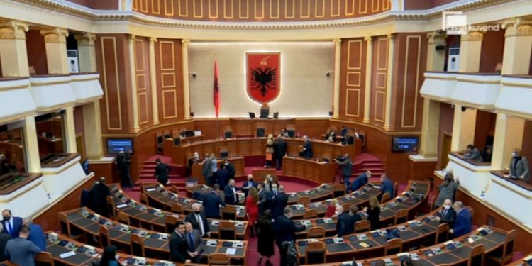 Ndryshimet në qeveri/Parlamenti shkarkon Ramën, emëron Xhaçkën dhe Peleshin