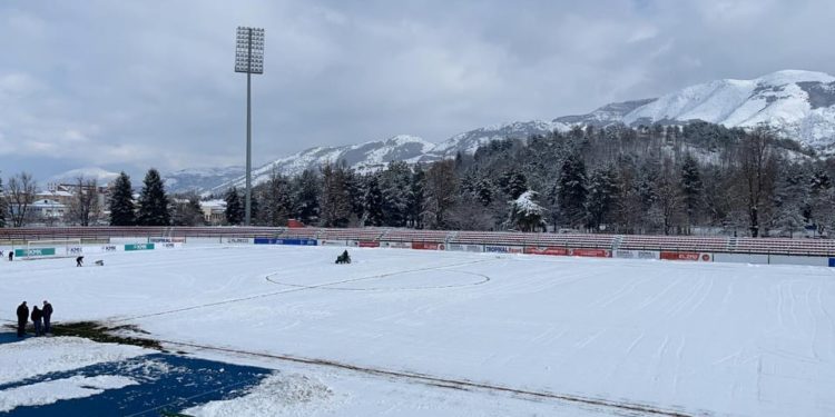 Stadiumi zbardhet nga dëbora, Skënderbeu-Partizani në pikëpyetje