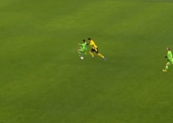 Dortmund-i e nis me fitore, Sancho turpëron kundërshtarin