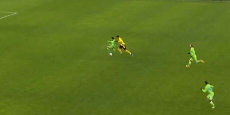 Dortmund-i e nis me fitore, Sancho turpëron kundërshtarin