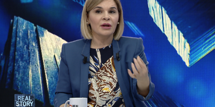 Kryemadhi: Jam me kancer në qafën e mitrës, ndaj mjekohem jashtë. Asnjë infermier s’ma gjen venën pa më shpuar 10 herë. Vetëm një djalë, por kam frikë se më ikën në Gjermani