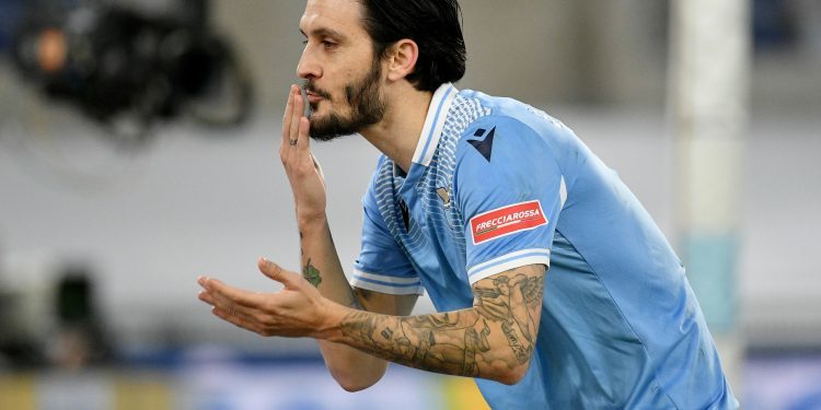 Video/ Lazio ‘shkërmoq’ Romën – lexo