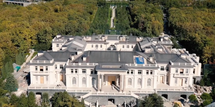 Brenda vilës 1.3 miliardë euro të Putinit (FOTO dhe VIDEO)