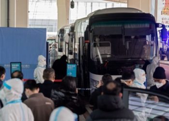 Ekspertët e OBSH shkojnë në tregun ku pretendohet se u përhap COVID-19 në Wuhan