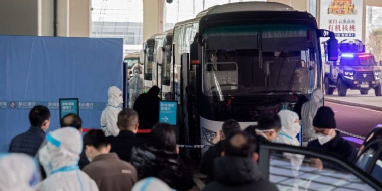 Ekspertët e OBSH shkojnë në tregun ku pretendohet se u përhap COVID-19 në Wuhan