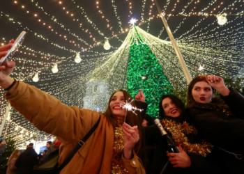 Bota e lodhur nga pandemia mirëpret vitin 2021