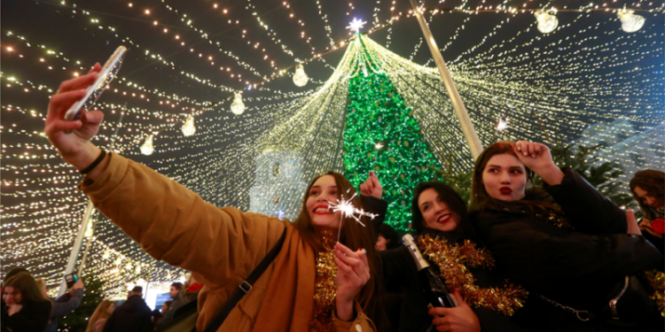 Bota e lodhur nga pandemia mirëpret vitin 2021