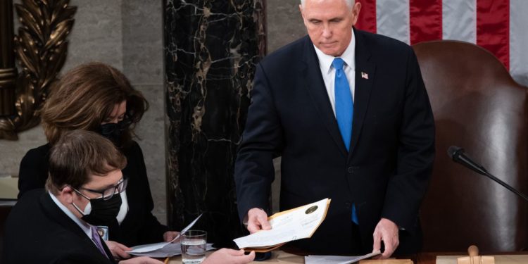 Kongresi i SHBA rifillon seancën pas dhunës/ Pence: Dënojmë në mënyrën më të ashpër atë që ndodhi