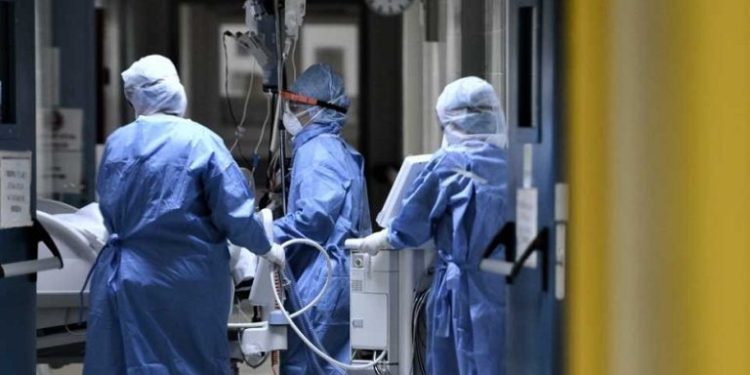 Prifti shqiptar i prekuri i parë në Greqi me mutacionin afrikan të covid