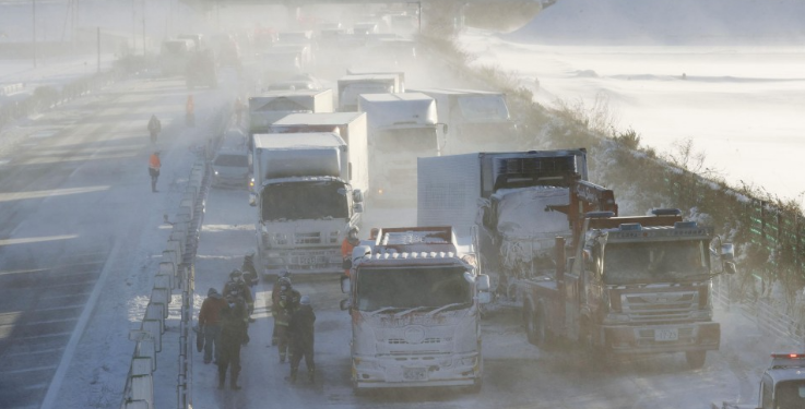 Aksident fatal në Japoni/ Nga stuhia e dëborës përplasen 130 makina