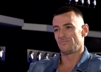 Stresi indinjohet me ‘Përputhen’: Turp, i mësoni brezit të ri të zihen për flokësh për një burrë