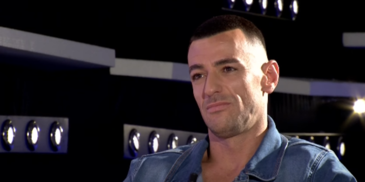 Stresi indinjohet me ‘Përputhen’: Turp, i mësoni brezit të ri të zihen për flokësh për një burrë