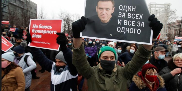 Burgosja e Navalnyt/ Protestuesit përleshen me policinë në Rusi