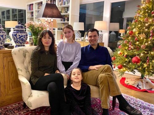 Basha shfaqet me familjen, uron Vitin e Ri: Shëndet dhe mbarësi!