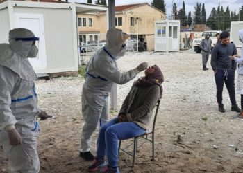 30 refugjatë sirianë bëjnë testin e Covid në Gjirokastër (FOTO)