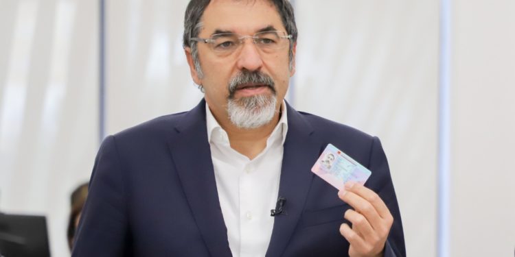 Çuçi thirrje për qytetarët që iu ka skaduar karta e identitetit: Aplikoni për rinovimin e ID, është i vetmi mjet identifikimi për zgjedhjet e 25 prillit