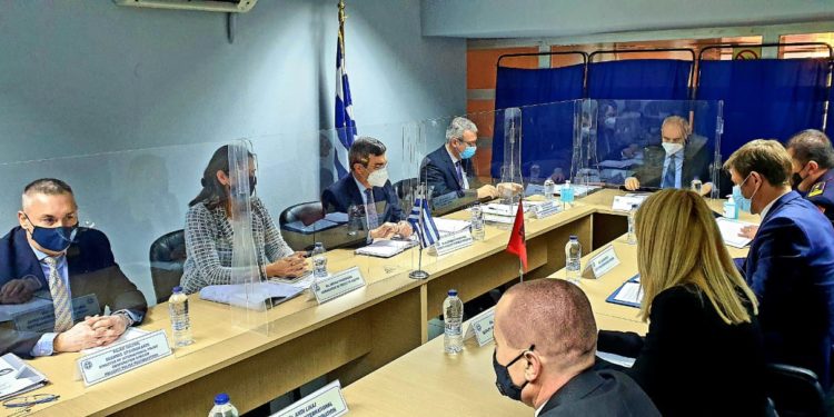 Shqipëria marrëveshje me Greqinë në kufi, qendër të përbashkët në Kakavijë për frenimin e emigrantëve të paligjshëm (Detajet)