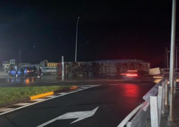 Aksident i frikshëm në Tepelenë, kamioni përmbyset në rrugë (FOTO)