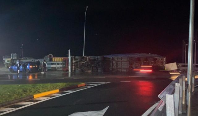 Aksident i frikshëm në Tepelenë, kamioni përmbyset në rrugë (FOTO)