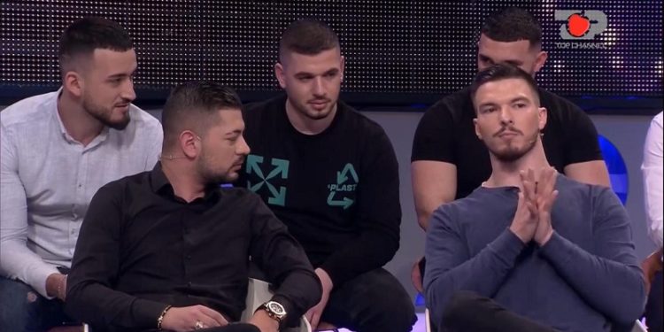 “S’mund të ngacmosh dikë që unë kam në zemër”, Tea, molla e sherrit mes Andit e Andit të ri