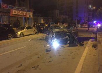 Aksident, BMW-ja merr përpara 4 makina të tjera (VIDEO)