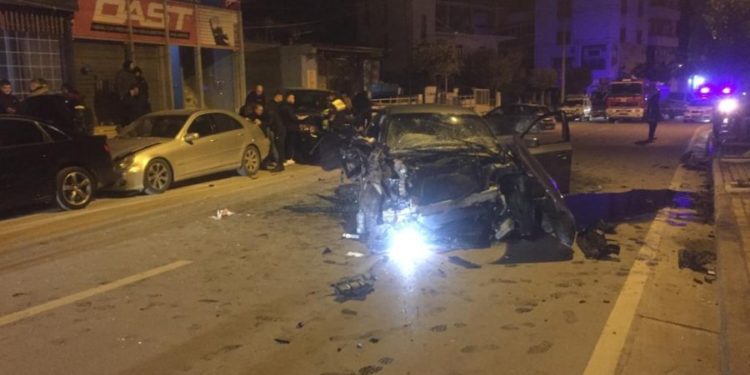 Aksident, BMW-ja merr përpara 4 makina të tjera (VIDEO)