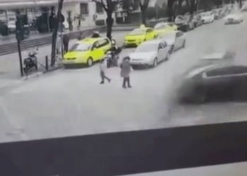Një aksident i frikshëm në Tiranë (VIDEO)
