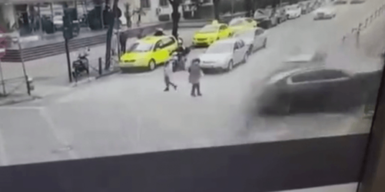 Një aksident i frikshëm në Tiranë (VIDEO)