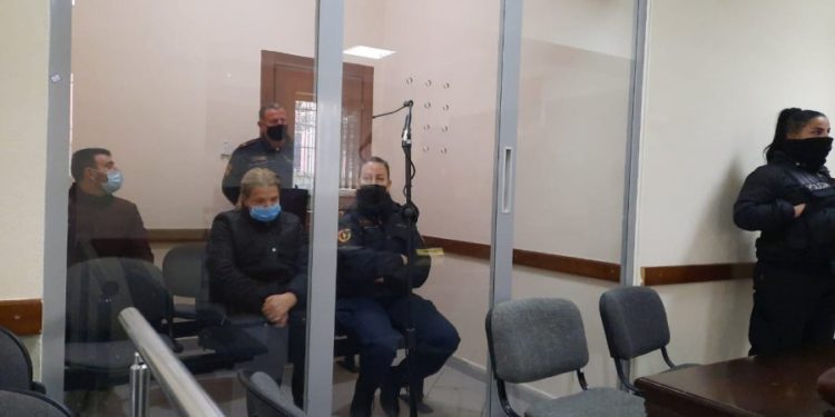 Shfaqet me kokën ulur në gjykatë pastruesja që i mori 8 milionë lekë pacientes me Covid në spitalin “Shefqet Ndroqi” (VIDEO)