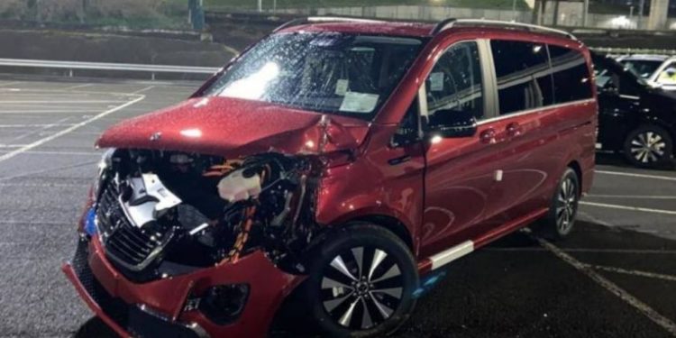 E pushuan nga puna në fabrika e ‘Benz’, i riu hakmerret duke shkatërruar me eskavator rreth 50 makina, dëm 5 milionë euro