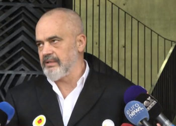 Si ndihet pasi mori vaksinën? Rama: Çdo gjë në rregull, asnjë problem! E sigurtë që s’futet asnjë çip