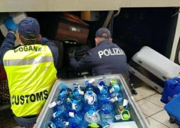 Habiten policat italianë, zbulojnë 500 litra raki në autobus. Ja ku e kishin fshehur shqiptarët