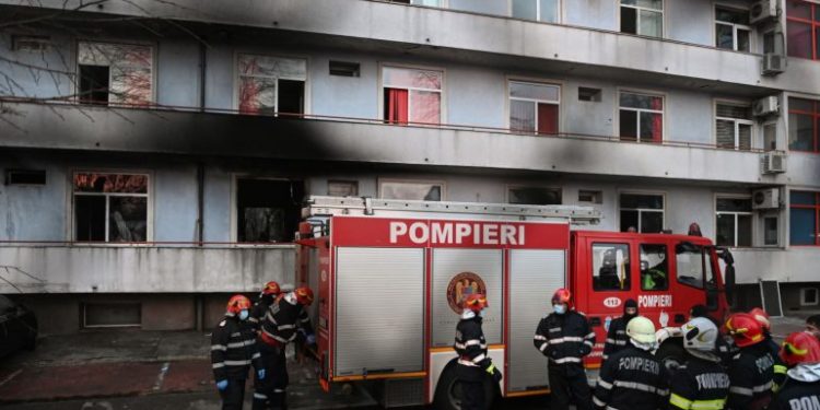 Spitali COVID përfshihet nga flakët në Rumani, ndërrojnë jetën 4 pacientë