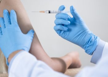 Mjekja meksikane shtrohet në spital pasi bëri vaksinën anti-Covid