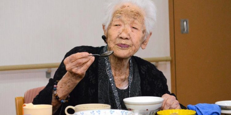 Mbush 118 vjeç, njihuni me gruan më të moshuar në botë