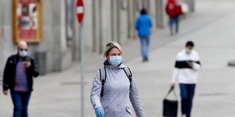 Studimi/ Pacientët që kanë kaluar COVID-19 mund t’i shfaqen simptomat deri pas 6 muajve