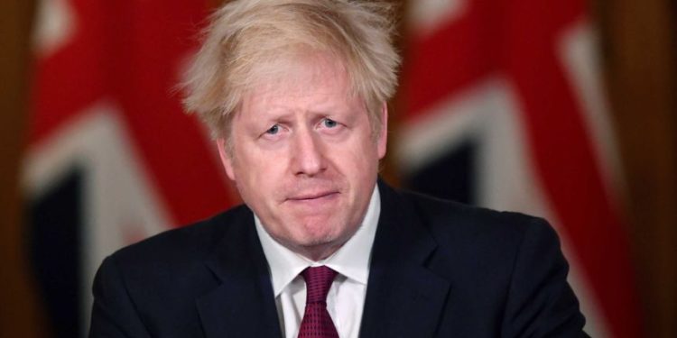 Boris Johnson: Do t’i shtojmë masat ndaj COVID-19 në vijim