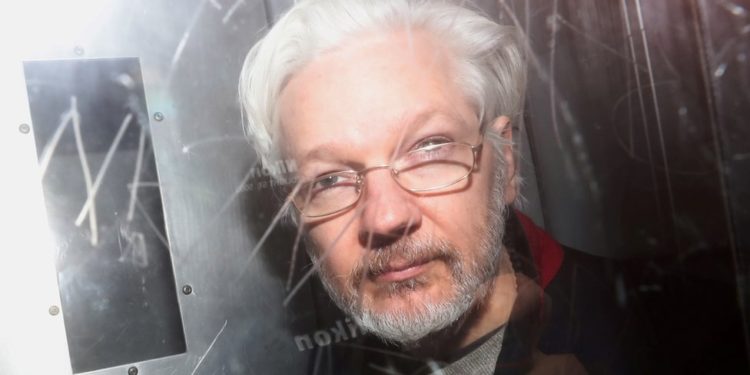 Gjykata në Londër merr vendimin për ekstradimin e Julian Assange