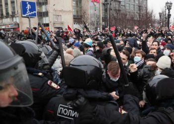 Përkrahësit e opozitës protestojnë para Shërbimit Sekret rus pas arrestimit të Navalny-t