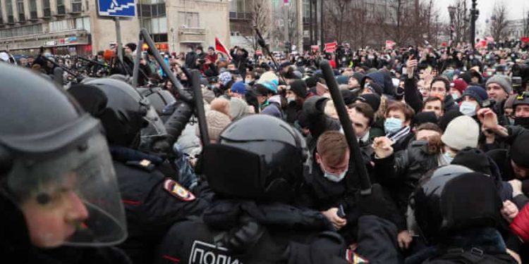 Përkrahësit e opozitës protestojnë para Shërbimit Sekret rus pas arrestimit të Navalny-t