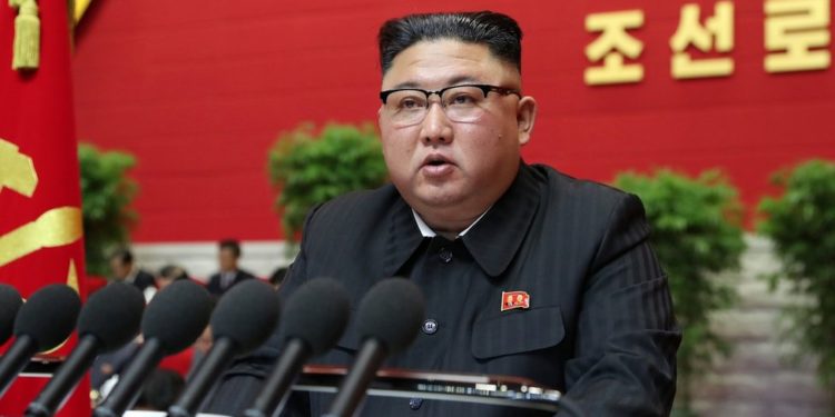 Koreja e Veriut zbulon raketën e re balistike