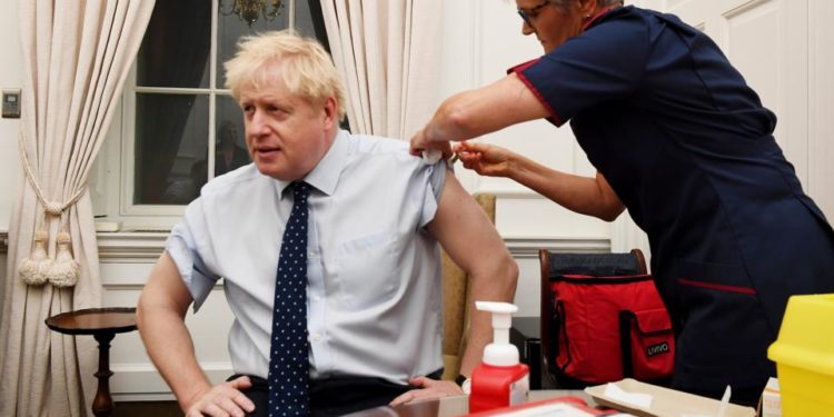 Britania e Madhe përshpejton ritmin e vaksinimit, Johnson: Deri tani janë vaksinuar 2.4 milionë njerëz