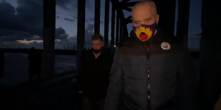 Rama në Vlorë: Reshjet intensive përmbytin edhe Parisin