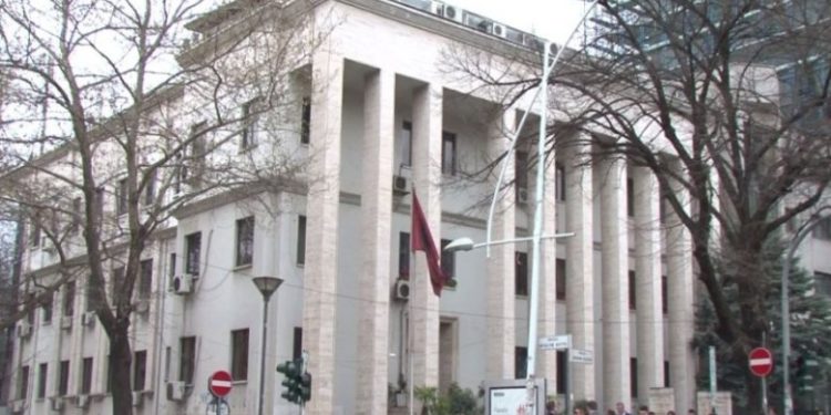 U arratis pak minuta para shoqërimit drejt Gjykatës, jepet masa e sigurisë në mungesë për 30-vjeçarin