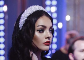 Fifi rrëfen se ka puthur në buzë një person të gjinisë së njëjtë, bëhet fjalë për këngëtaren e njohur