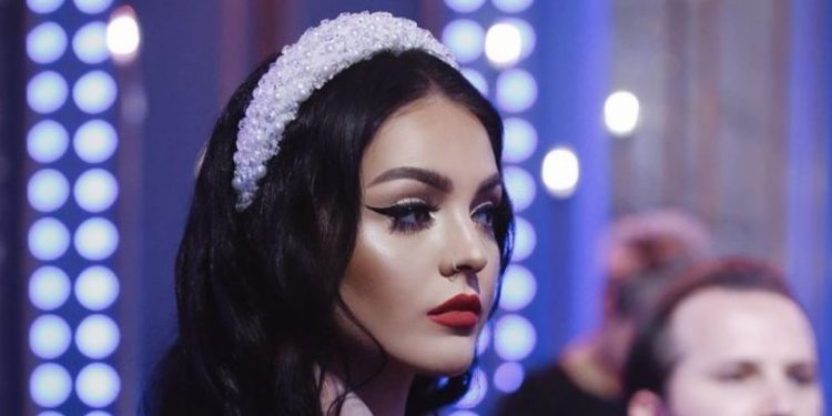 Fifi rrëfen se ka puthur në buzë një person të gjinisë së njëjtë, bëhet fjalë për këngëtaren e njohur